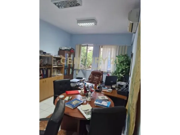 Tirane, jap me qera zyre , 95 m² 1.400 € (Ish Blloku)