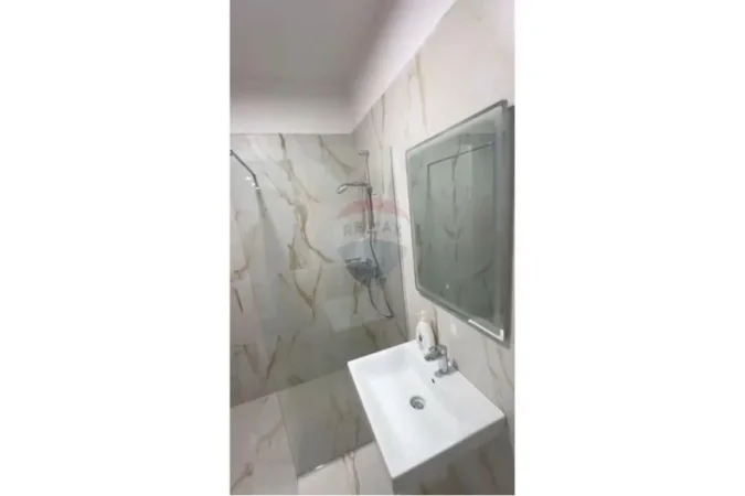 Tirane, jepet me qera apartament 1+1+Ballkon Kati 4, 75 m² 850 € (Apartament+ Parkim te Kompleksi Delijorgji)