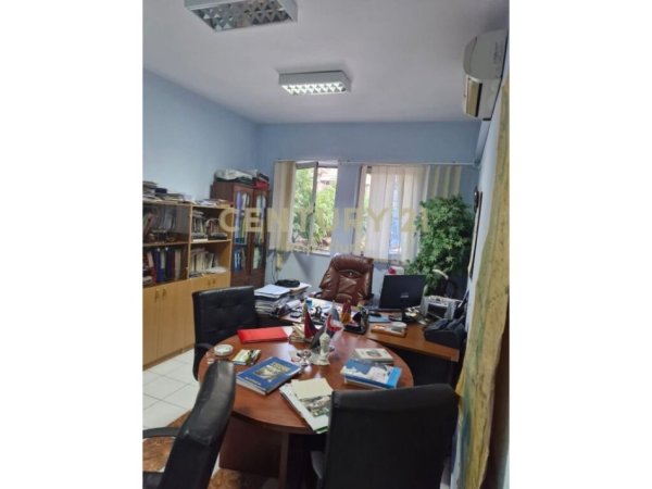 Tirane, jepet me qera zyre Kati 1, 95 m² 1.400 € (Ish Bllokut,)