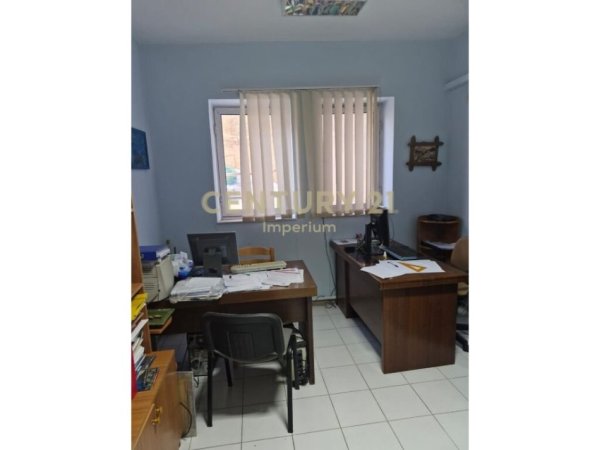 Tirane, jepet me qera zyre Kati 1, 95 m² 1.400 € (Ish Bllokut,)