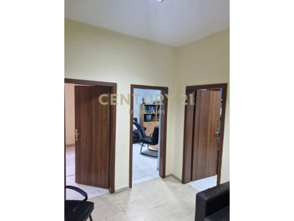 Tirane, jepet me qera zyre Kati 1, 95 m² 1.400 € (Ish Bllokut,)
