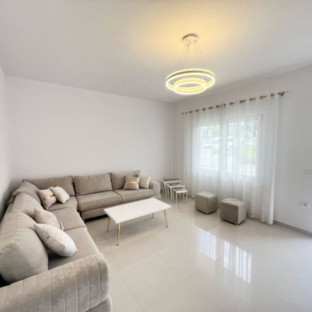 Tirane, jepet me qera Vile 2+1 , 120 m² 600 € (SAUK)