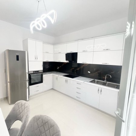Tirane, jepet me qera Vile 2+1 , 120 m² 600 € (SAUK)