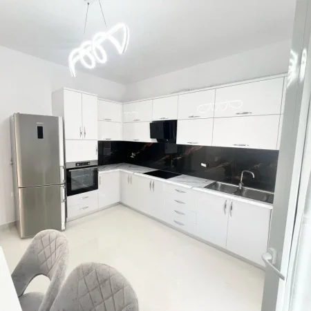 Tirane, jepet me qera Vile 2+1 , 120 m² 600 € (SAUK)