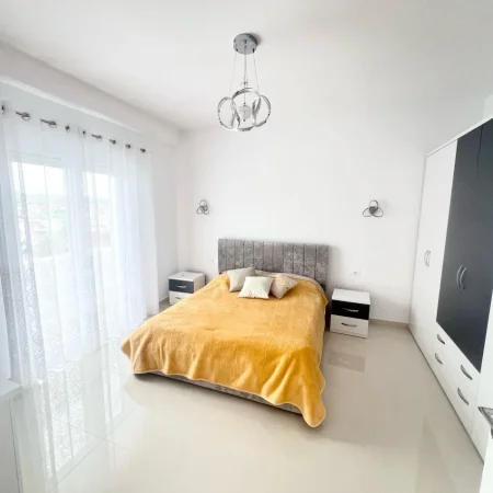Tirane, jepet me qera Vile 2+1 , 120 m² 600 € (SAUK)