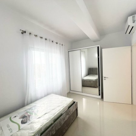 Tirane, jepet me qera Vile 2+1 , 120 m² 600 € (SAUK)