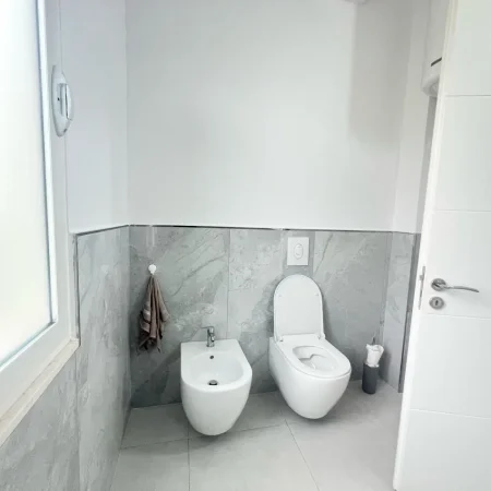 Tirane, jepet me qera Vile 2+1 , 120 m² 600 € (SAUK)
