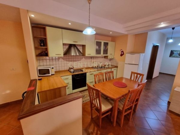 Tirane, jepet me qera apartament 2+1+Ballkon Kati 7, 109 m² 700 € (BULEVARDI ZOGU I)