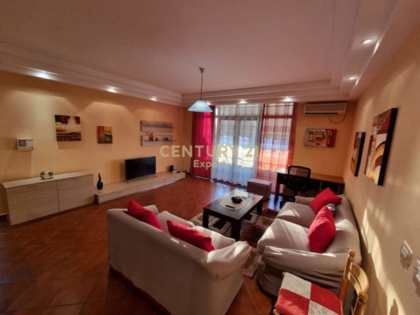 Tirane, jepet me qera apartament 2+1+Ballkon Kati 7, 109 m² 700 € (BULEVARDI ZOGU I)