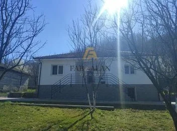 Tirane, shitet Vile 1 Katshe , 1.000 m² 280.000 € (Zall Dajt, rruga e Arbrit)