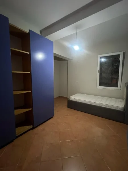 Tirane, jepet me qera apartament 3+1 Kati 5, 80 m² 650 € (KRISTAL CENTER)