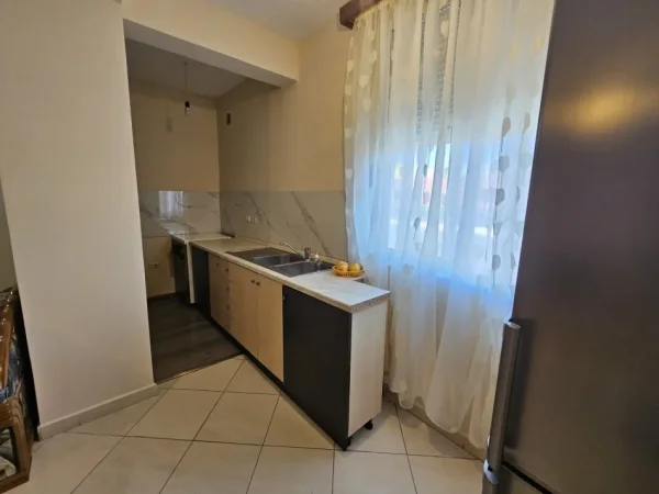 Tirane, jepet me qera 2+1 Kati 4, 104 m² 500 € (LIQENI I THATE)
