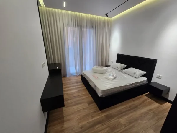 Tirane, jepet me qera 1+1+Ballkon Kati 3, 82 m² 1.000 € (Rruga e kavajes)