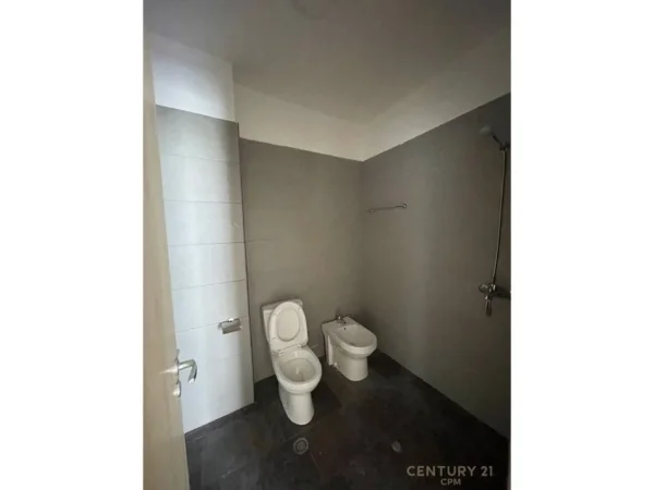 Tirane, jepet me qera apartament 2+1+Ballkon Kati 1, 110 m² 900 € (Komuna e Parisit)