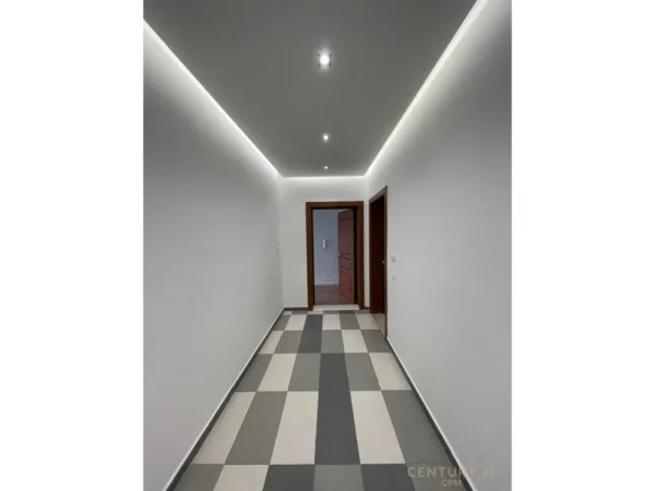 Tirane, jepet me qera apartament 2+1+Ballkon Kati 1, 110 m² 900 € (Komuna e Parisit)