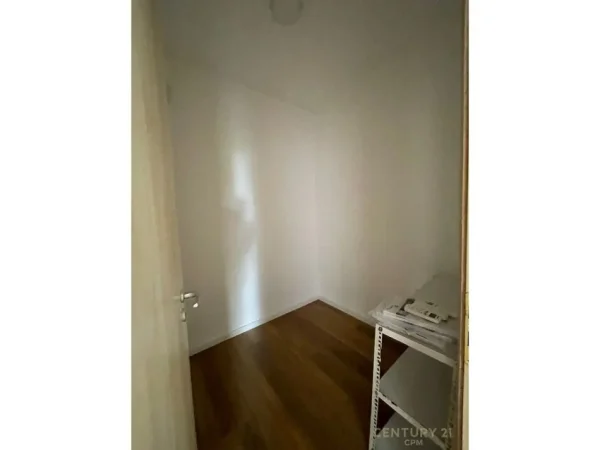 Tirane, jepet me qera apartament 2+1+Ballkon Kati 1, 110 m² 900 € (Komuna e Parisit)