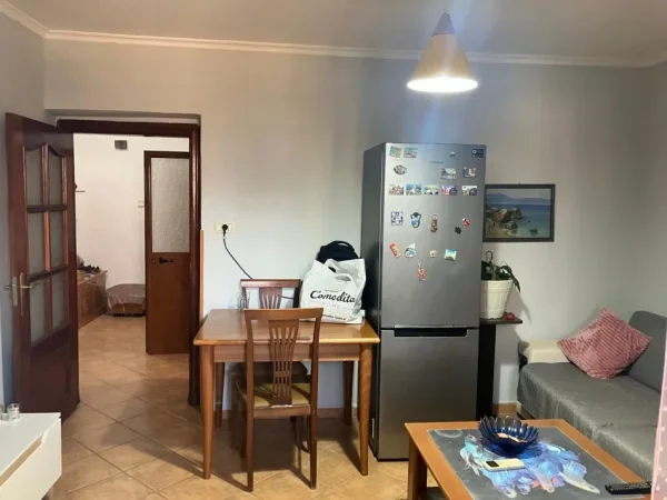 Jepet me Qera Super Apartamenti 2+1 te Xhamia e Tabakeve ne Rrugen e Elbasanit.