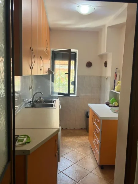 Jepet me Qera Super Apartamenti 2+1 te Xhamia e Tabakeve ne Rrugen e Elbasanit.