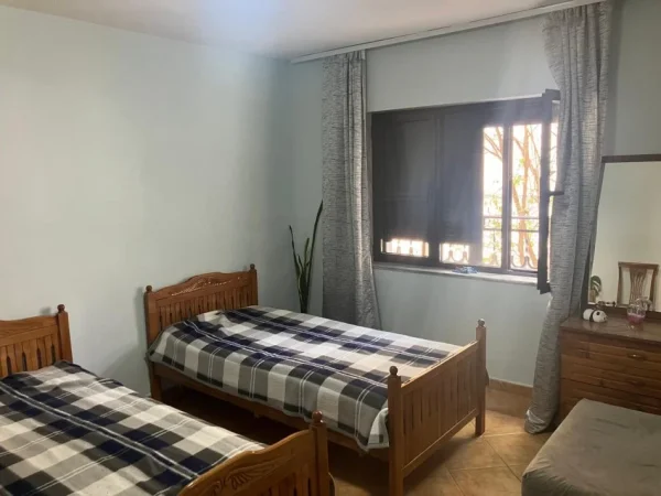 Jepet me Qera Super Apartamenti 2+1 te Xhamia e Tabakeve ne Rrugen e Elbasanit.