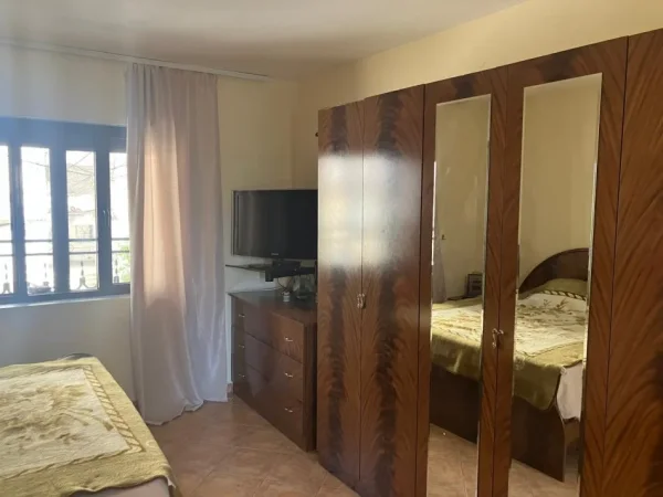 Jepet me Qera Super Apartamenti 2+1 te Xhamia e Tabakeve ne Rrugen e Elbasanit.