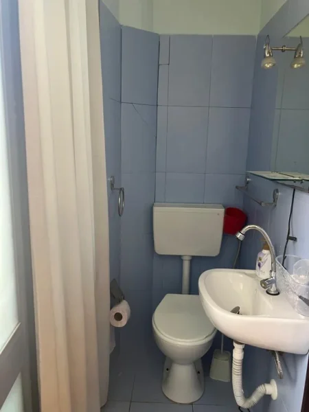 Jepet me Qera Super Apartamenti 2+1 te Xhamia e Tabakeve ne Rrugen e Elbasanit.