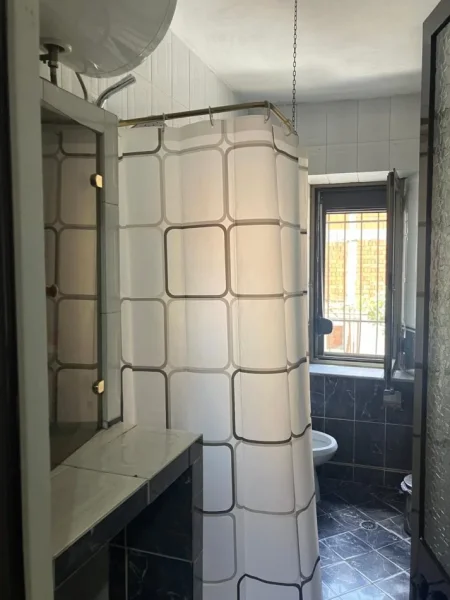 Jepet me Qera Super Apartamenti 2+1 te Xhamia e Tabakeve ne Rrugen e Elbasanit.