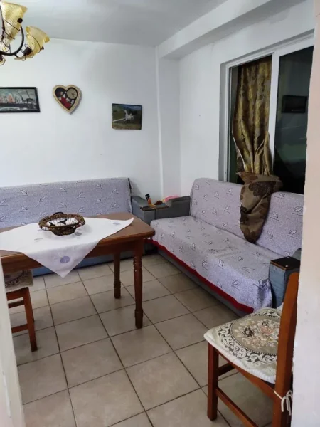 Tirane, jepet me qera shtepi 3+1 Kati 0, 90 m² 500 € (Jepet me Qera Hyrja 3+1 ne Laprake. Pallati buze Rruges Besi.)