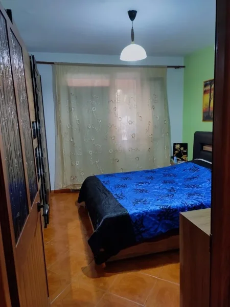 Tirane, jepet me qera shtepi 3+1 Kati 0, 90 m² 500 € (Jepet me Qera Hyrja 3+1 ne Laprake. Pallati buze Rruges Besi.)