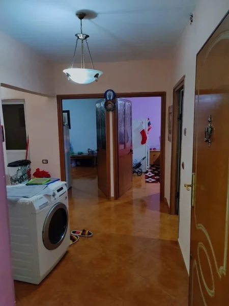 Tirane, jepet me qera shtepi 3+1 Kati 0, 90 m² 500 € (Jepet me Qera Hyrja 3+1 ne Laprake. Pallati buze Rruges Besi.)