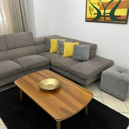 Tirane, jepet me qera 2+1+Ballkon Kati 4, 650 € (Komuna e Parisit)