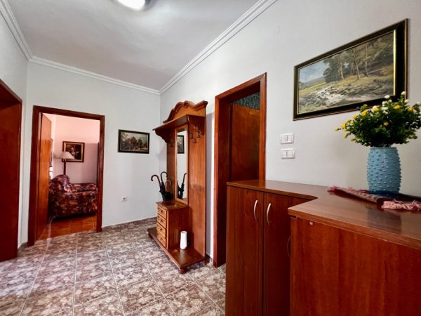 Tirane, jepet me qera apartament 2+1+Ballkon , 80 m² 500 € (Shkolla e Kuqe)