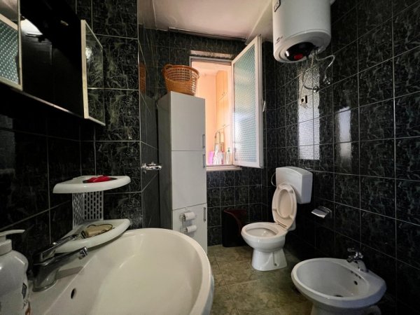 Tirane, jepet me qera apartament 2+1+Ballkon , 80 m² 500 € (Shkolla e Kuqe)