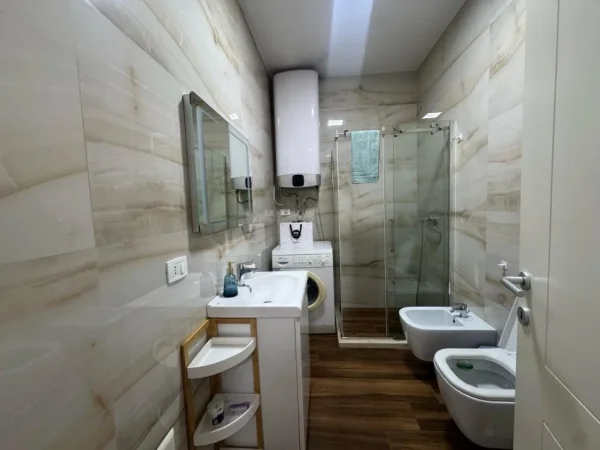 Tirane, jepet me qera apartament 2+1+Aneks+Ballkon Kati 3, 83 m² 900 € (Kompleksi Delijorgji)