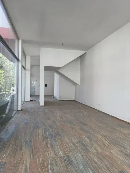 Tirane, shitet ambjent biznesi Kati 1, 123 m² (Rruga Hamdi Sina)