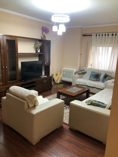 Tirane, jepet me qera apartament 1+1+Ballkon Kati 3, 100 m² 500 € (ALI DEMI)