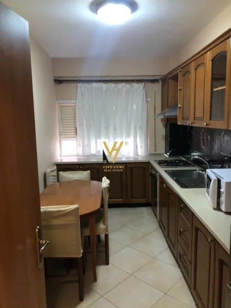 Tirane, jepet me qera apartament 1+1+Ballkon Kati 3, 100 m² 500 € (ALI DEMI)