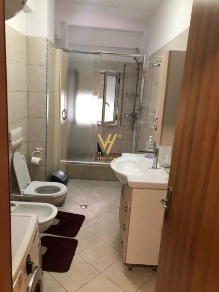Tirane, jepet me qera apartament 1+1+Ballkon Kati 3, 100 m² 500 € (ALI DEMI)