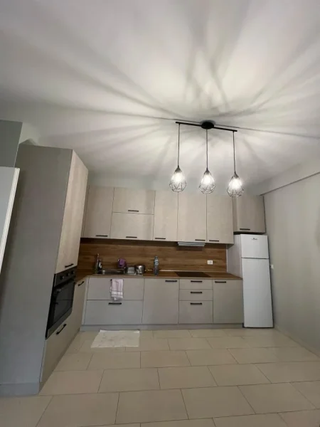 Tirane, jepet me qera apartament 2+1+Ballkon Kati 7, 90 m² 600 € (5 Maji)