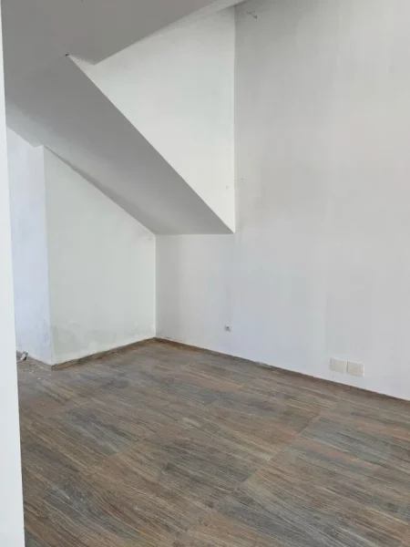 Tirane, shitet ambjent biznesi Kati 1, 123 m² (Rruga Hamdi Sina)