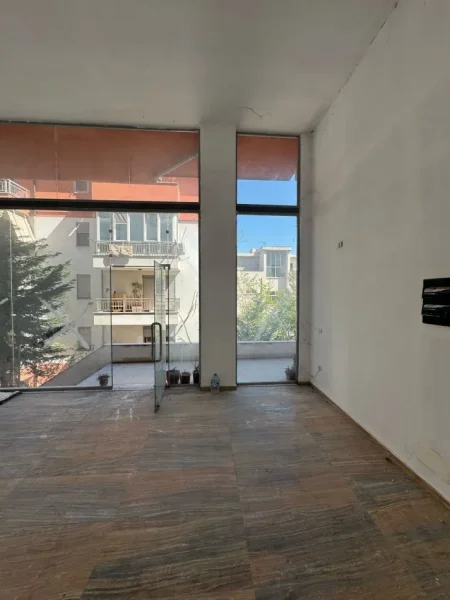 Tirane, shitet ambjent biznesi Kati 1, 123 m² (Rruga Hamdi Sina)
