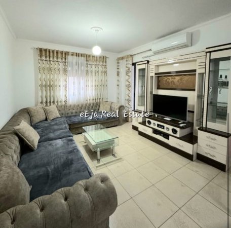 Tirane, jepet me qera apartament 1+1+Ballkon Kati 3, 78 m² 400 € (Rruga E Dibres)