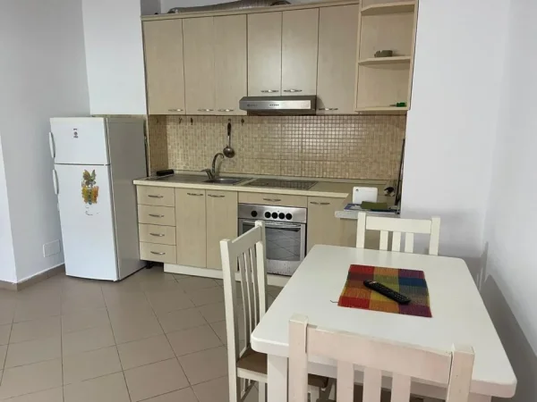 Tirane, jap me qera apartament 1+1+Ballkon Kati 4, 60 m² 550 € (Rruga e Bogdaneve)