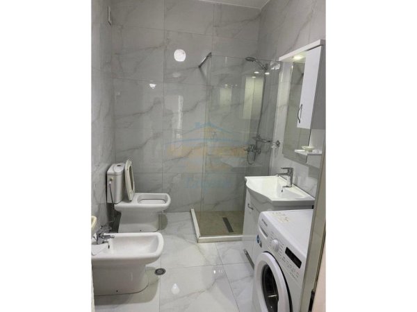 Tirane, jepet me qera apartament 1+1 Kati 4, 80 m² 600 € (liqeni i thate)