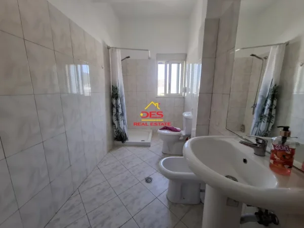 Vlore, jepet me qera apartament 2+1+Ballkon Kati 2, 120 m² 400 € (Rruga Shyqyri Ali Merka)