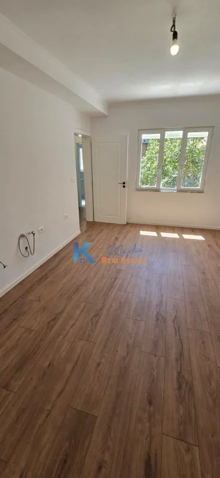 Tirane, shitet apartament 1+1 Kati 2, 32 m² 110.000 € (21 Dhjetori, afer Mozaikut)