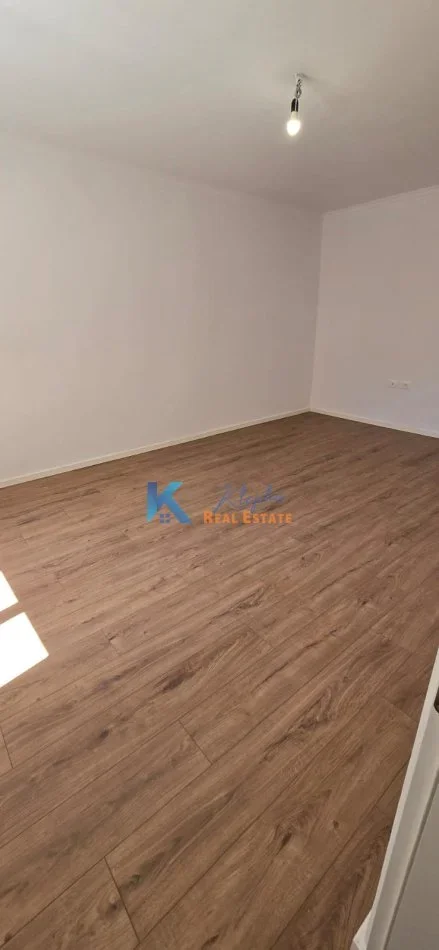 Tirane, shitet apartament 1+1 Kati 2, 32 m² 110.000 € (21 Dhjetori, afer Mozaikut)