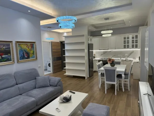 Tirane, jepet me qera apartament 2+1+Ballkon Kati 4, 110 m² 600 € (Kompleksi Golden Park, Spitali Amerikan 3)
