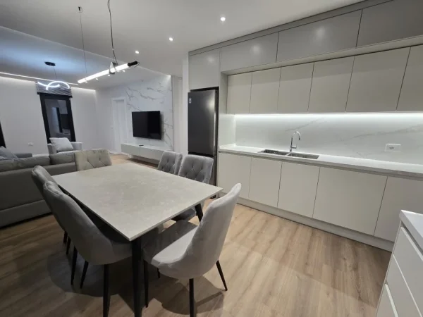 Tirane, jepet me qera apartament 2+1 Kati 7, 100 m² 700 € (Astir)