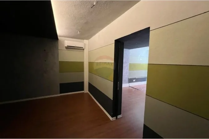 Tirane, jepet me qera ambjent biznesi , 85 m² 1.100 € (Sheshi Willson)