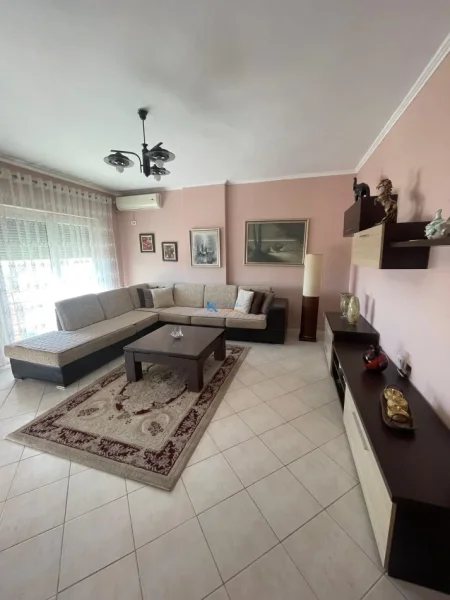 Tirane, jap me qera apartament 2+1+Ballkon Kati 8, 110 m² 550 € (Rruga Dritan Hoxha)
